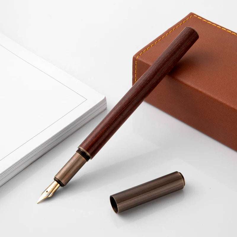 Pluma Fuente Retro de Madera y Bronce | Reflexión y Propósito