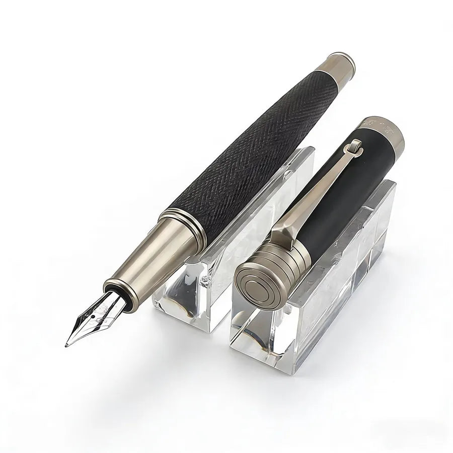 Pluma Negra y Plateada | Elegancia y Dirección