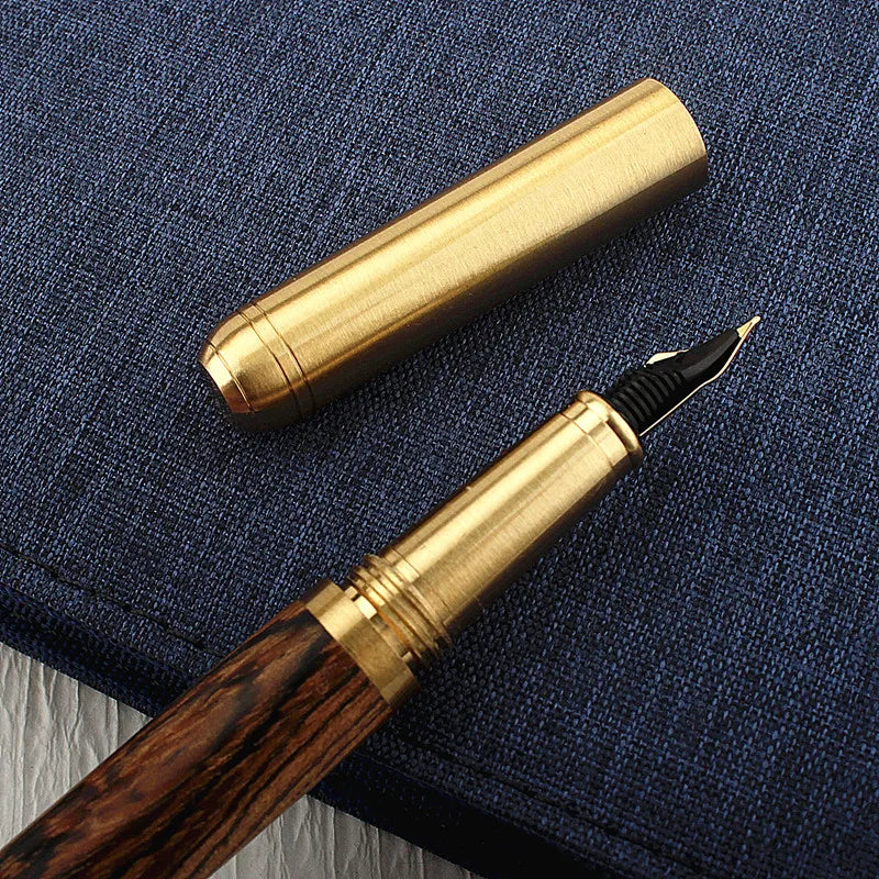 Pluma de Madera y Latón | Tradición y Propósito