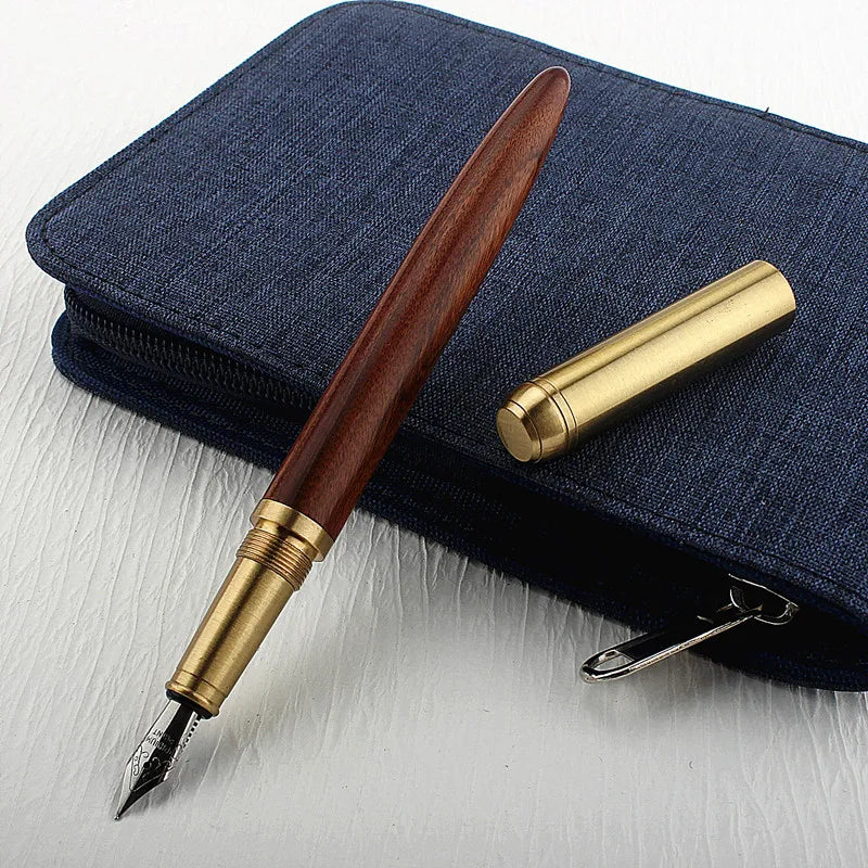 Pluma de Madera y Latón | Tradición y Propósito