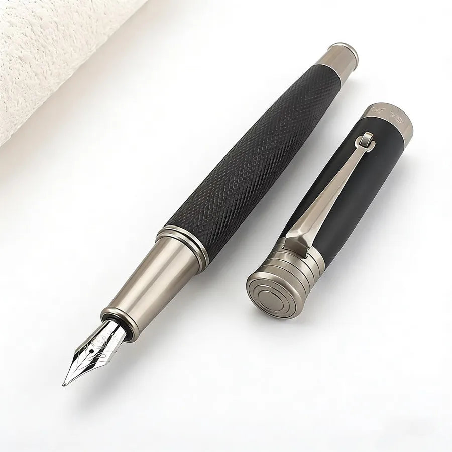 Pluma Negra y Plateada | Elegancia y Dirección