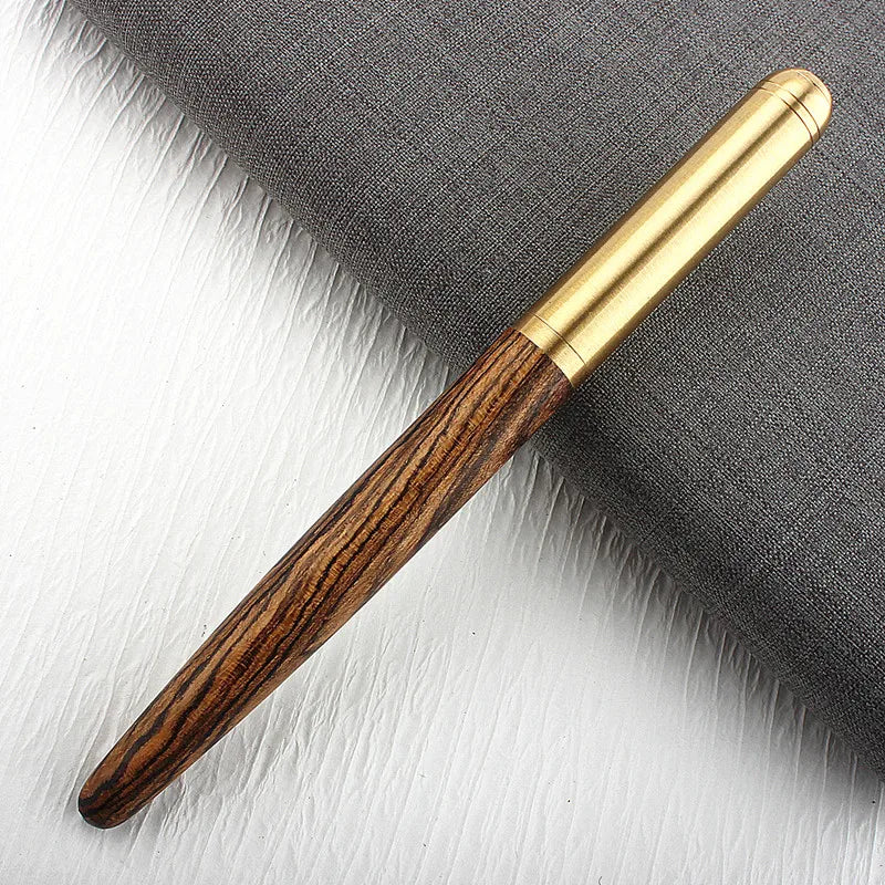 Pluma de Madera y Latón | Tradición y Propósito