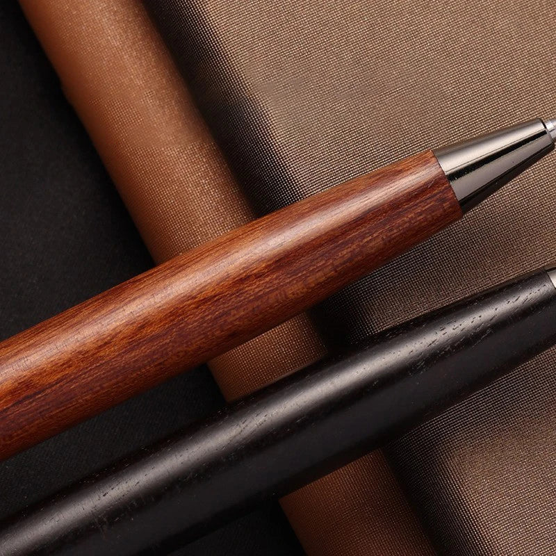 Bolígrafo Artesanal de Madera y Metal | Carácter y Dirección